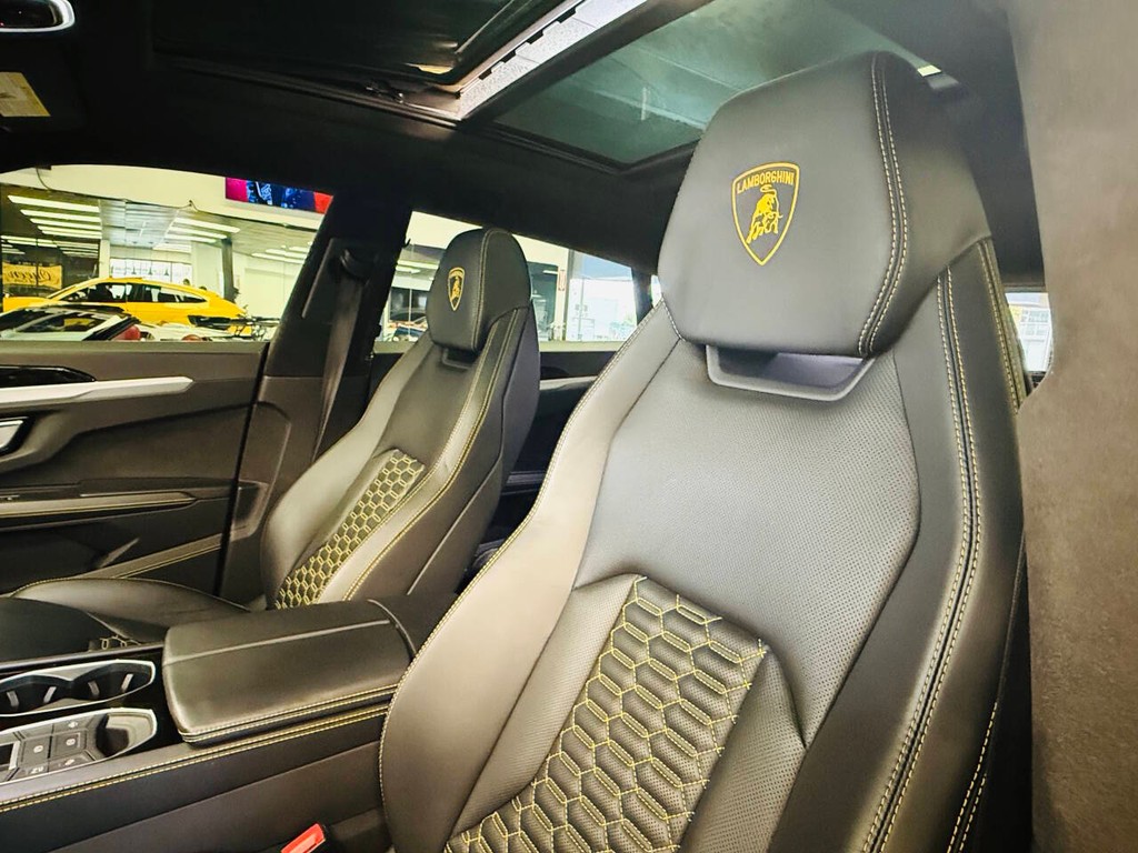 Lamborghini Urus Vehicle Full-screen Gallery Image 17