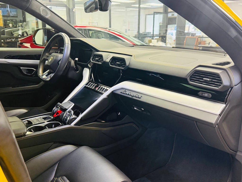 Lamborghini Urus Vehicle Full-screen Gallery Image 18