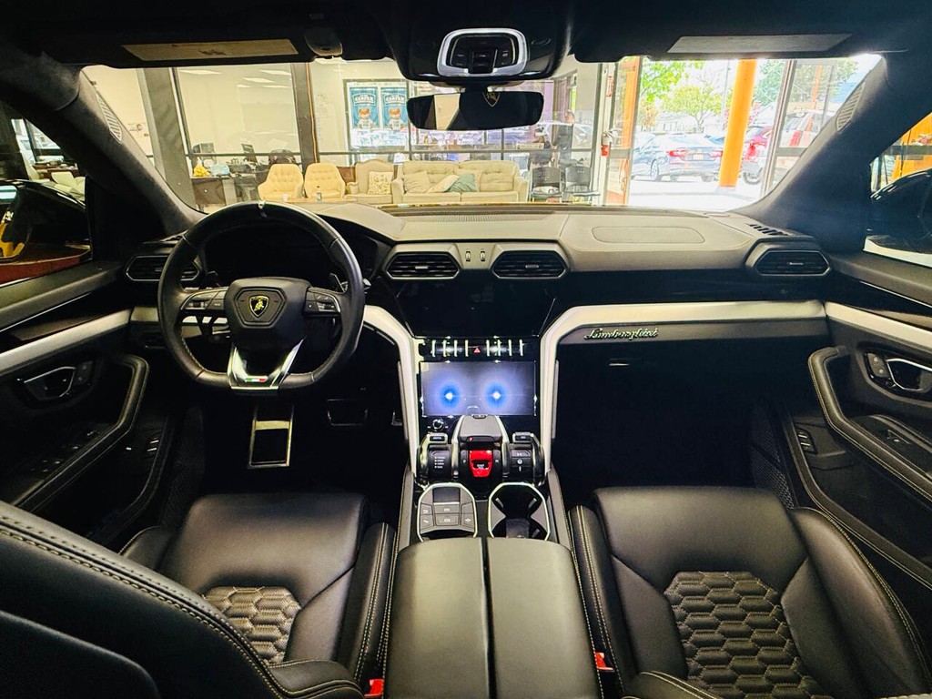 Lamborghini Urus Vehicle Full-screen Gallery Image 19