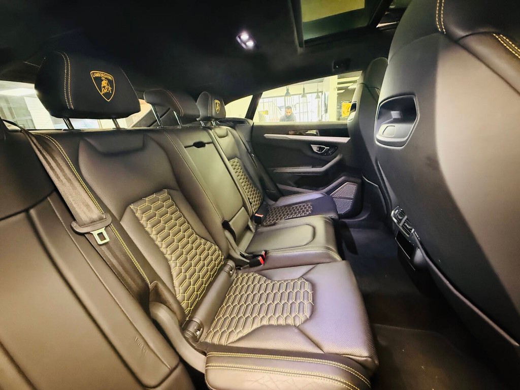 Lamborghini Urus Vehicle Full-screen Gallery Image 21