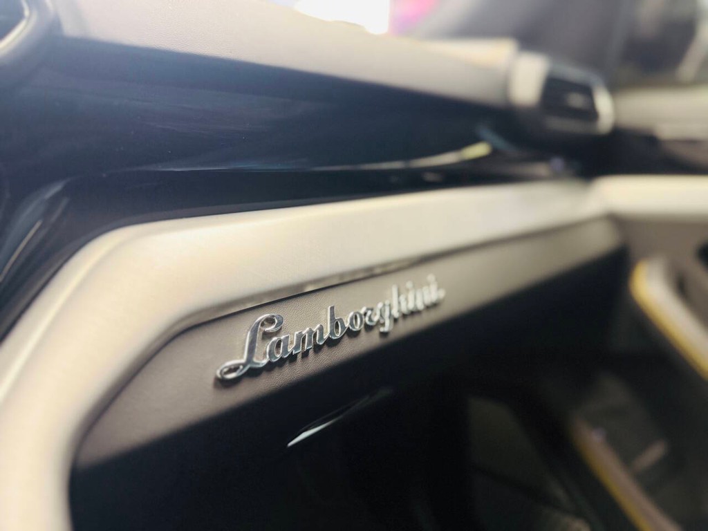 Lamborghini Urus Vehicle Full-screen Gallery Image 22