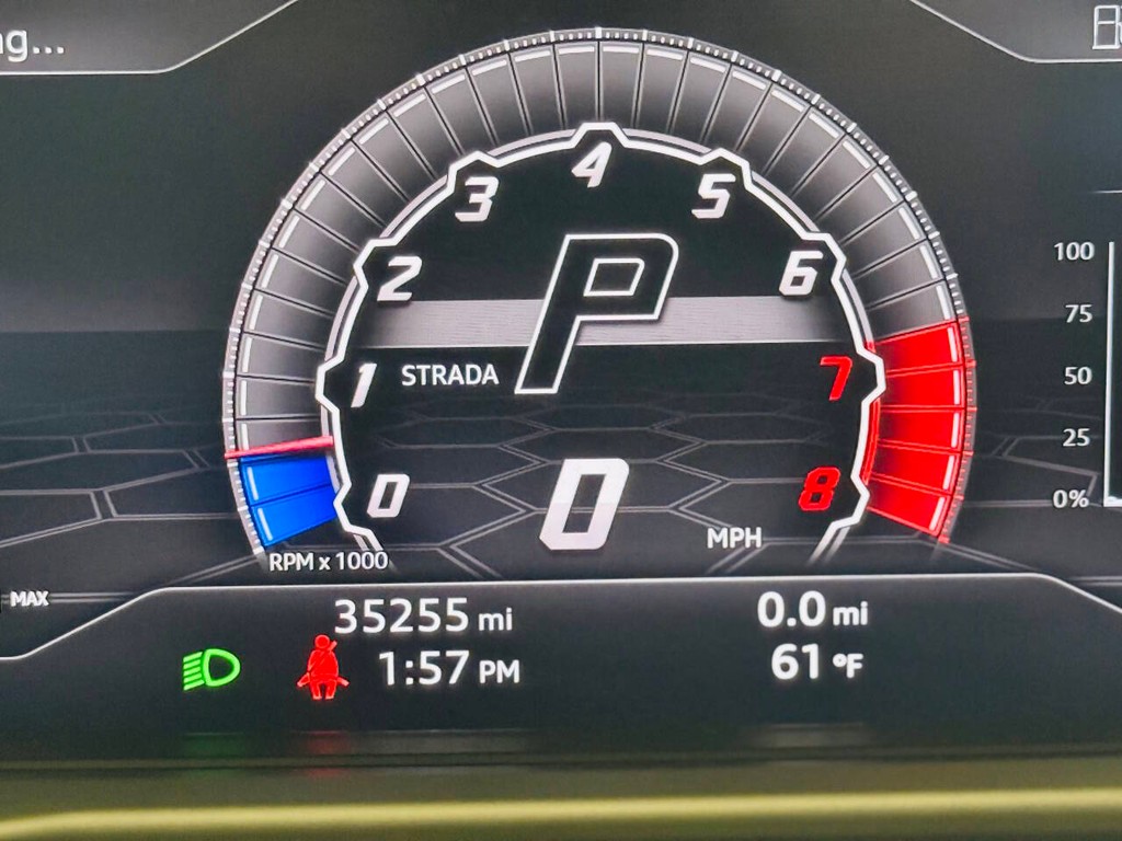 Lamborghini Urus Vehicle Full-screen Gallery Image 23