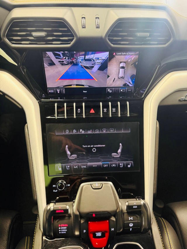 Lamborghini Urus Vehicle Full-screen Gallery Image 20