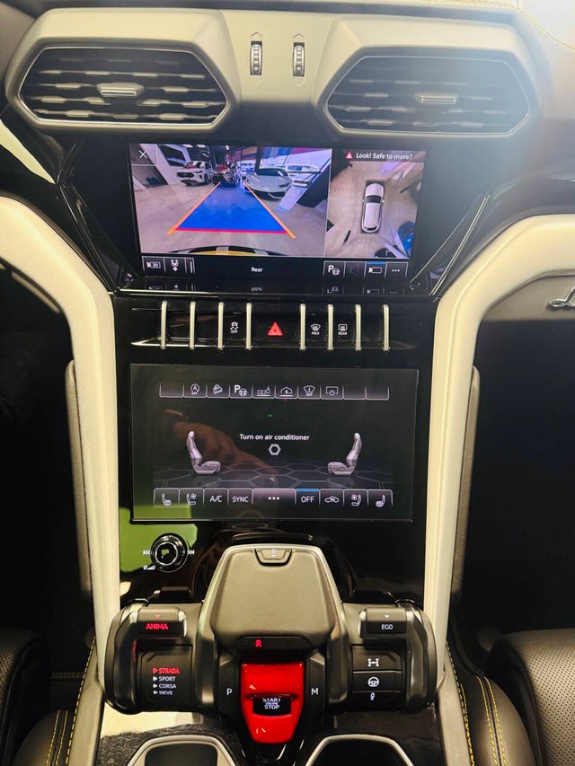 Lamborghini Urus Vehicle Full-screen Gallery Image 24