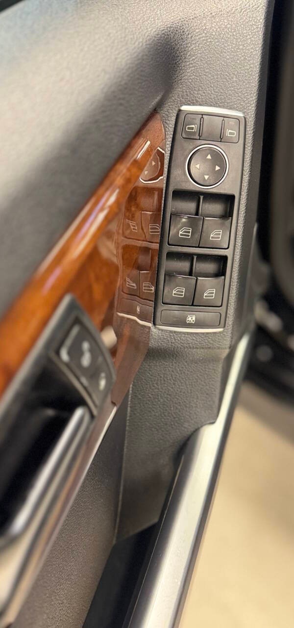 Mercedes-Benz GLK-Class Vehicle Full-screen Gallery Image 13