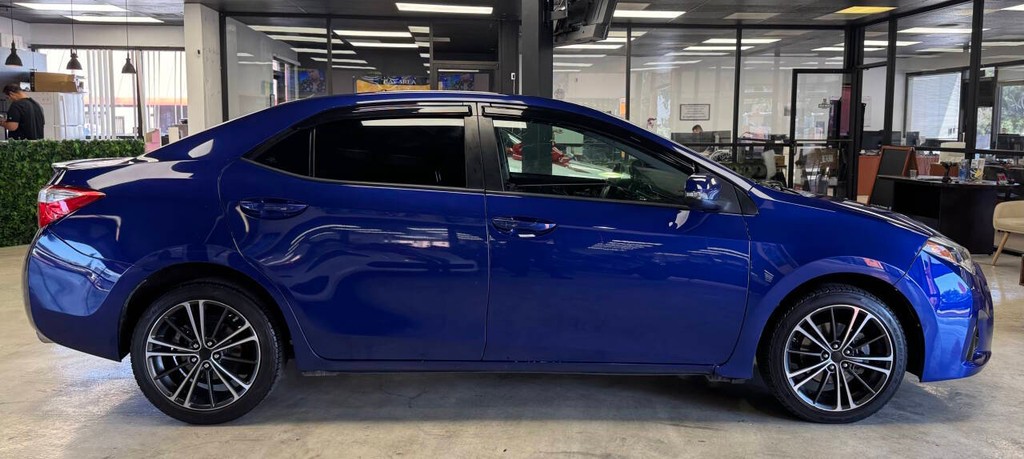 Toyota Corolla Vehicle Full-screen Gallery Image 08