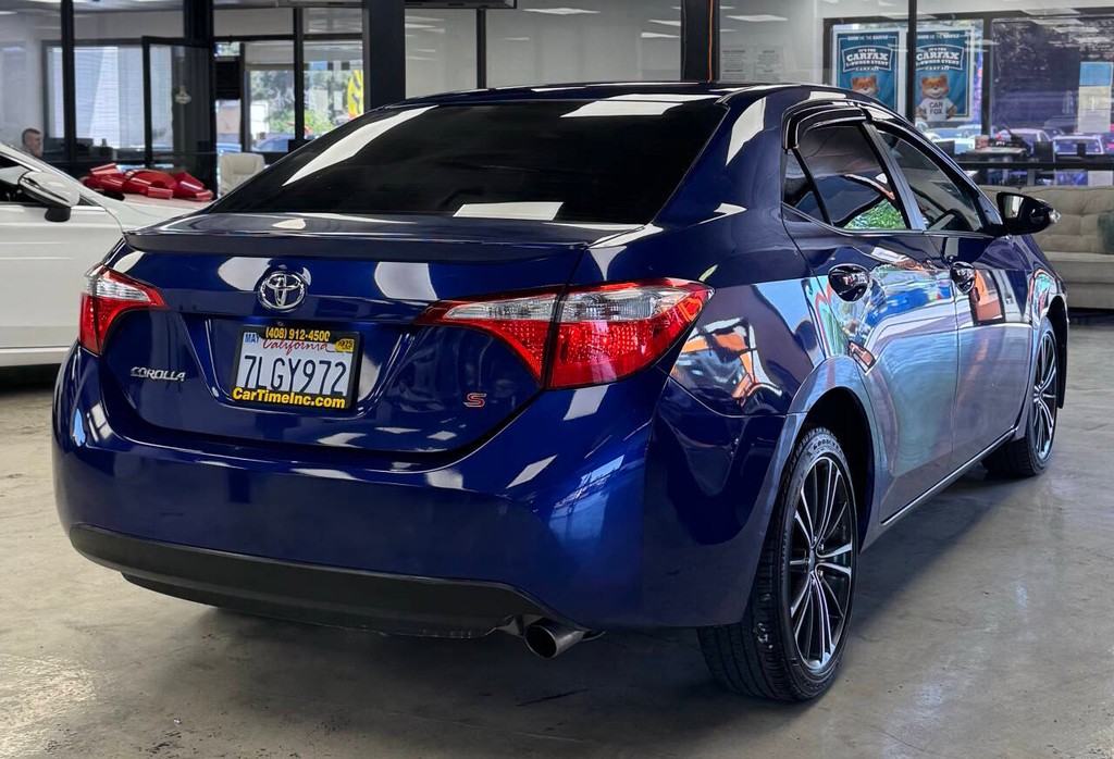 Toyota Corolla Vehicle Full-screen Gallery Image 12