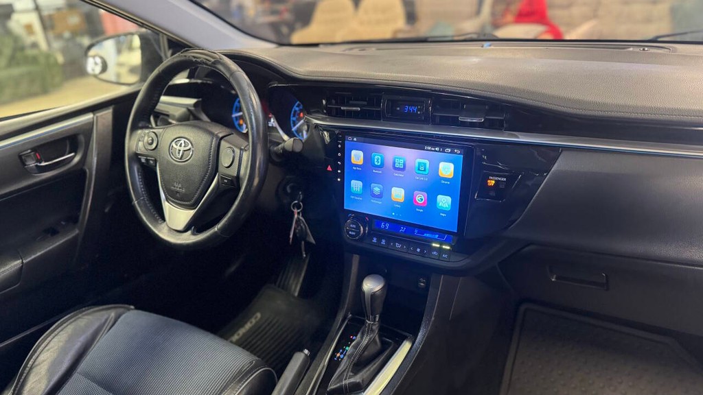 Toyota Corolla Vehicle Full-screen Gallery Image 23