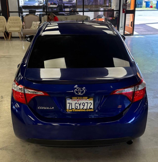 Toyota Corolla Vehicle Full-screen Gallery Image 11