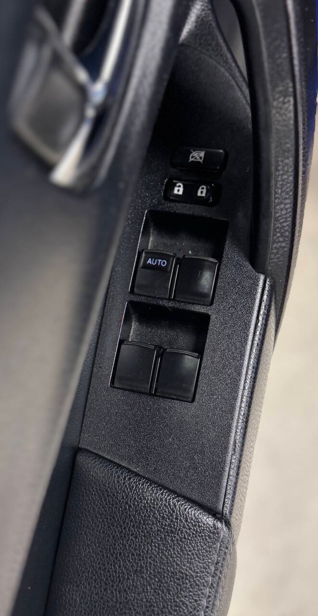 Toyota Corolla Vehicle Full-screen Gallery Image 18