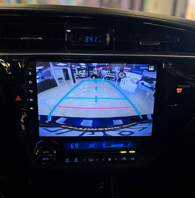 Toyota Corolla Vehicle Full-screen Gallery Image 21