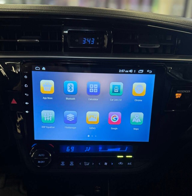 Toyota Corolla Vehicle Full-screen Gallery Image 22