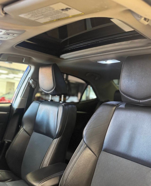 Toyota Corolla Vehicle Full-screen Gallery Image 24