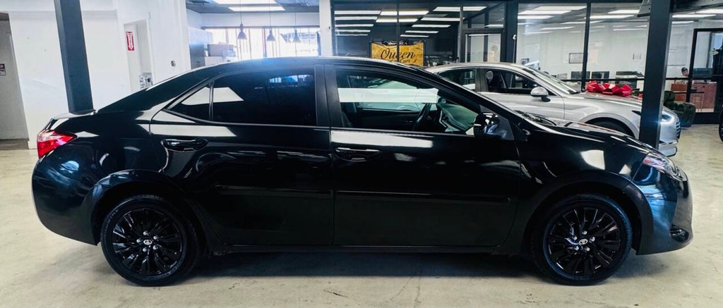 Toyota Corolla Vehicle Full-screen Gallery Image 05