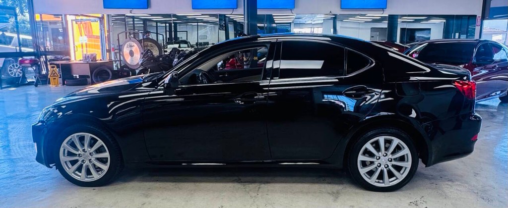 Lexus IS 250 Vehicle Full-screen Gallery Image 03