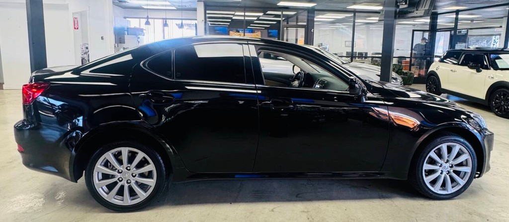 Lexus IS 250 Vehicle Full-screen Gallery Image 05