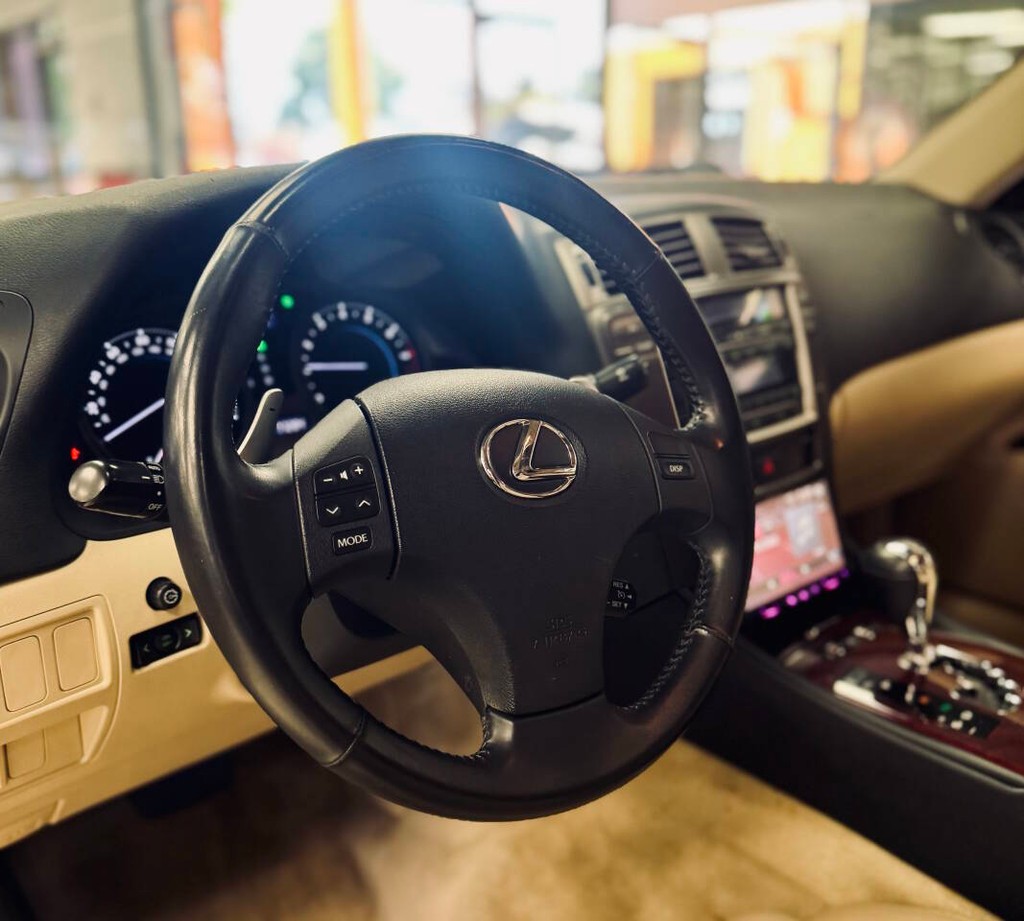 Lexus IS 250 Vehicle Full-screen Gallery Image 10