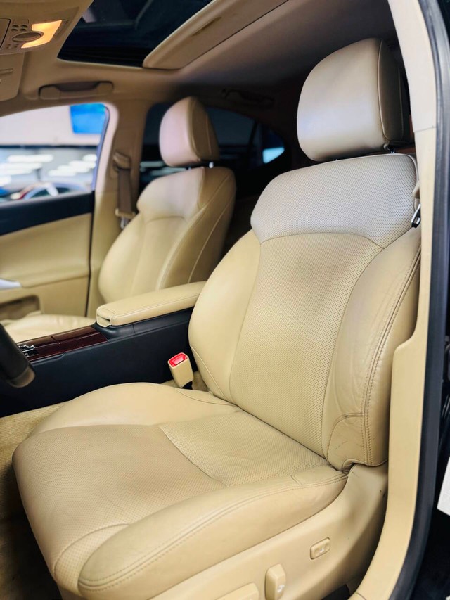 Lexus IS 250 Vehicle Full-screen Gallery Image 11