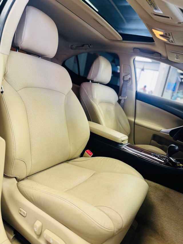 Lexus IS 250 Vehicle Full-screen Gallery Image 12