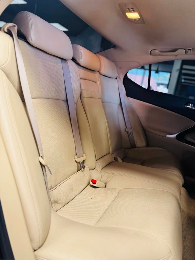 Lexus IS 250 Vehicle Full-screen Gallery Image 13