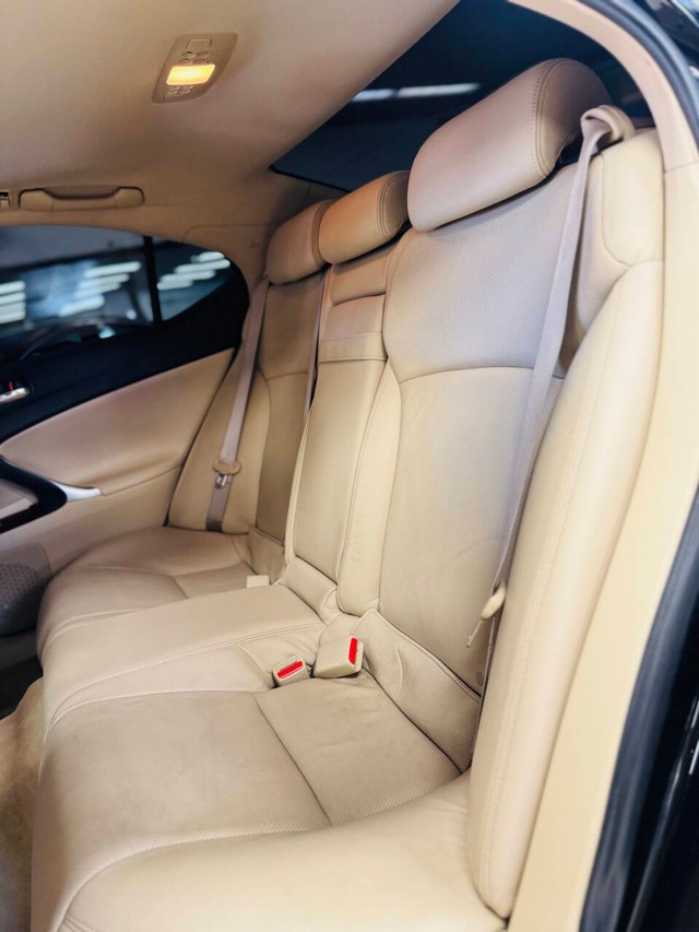 Lexus IS 250 Vehicle Full-screen Gallery Image 14