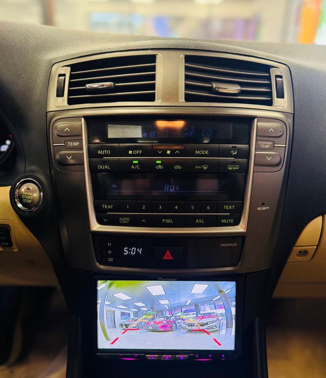 Lexus IS 250 Vehicle Full-screen Gallery Image 15