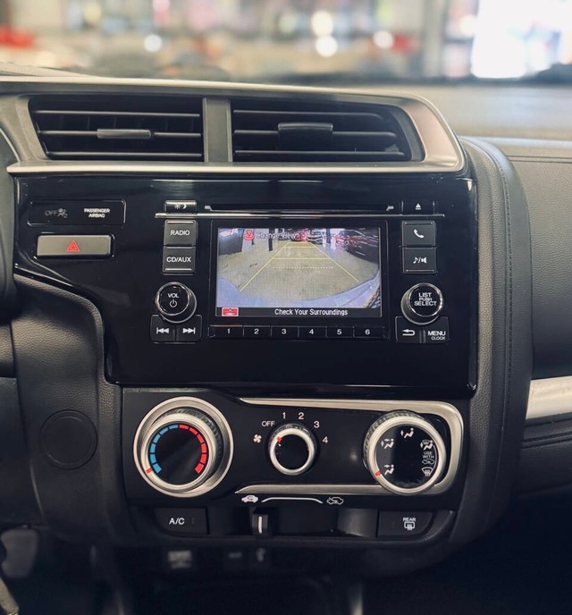 Honda Fit Vehicle Full-screen Gallery Image 11