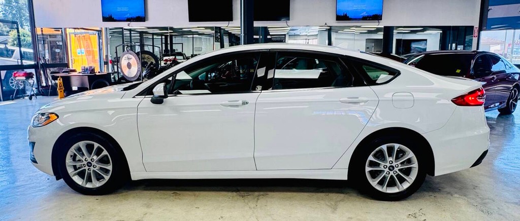 Ford Fusion Vehicle Full-screen Gallery Image 04