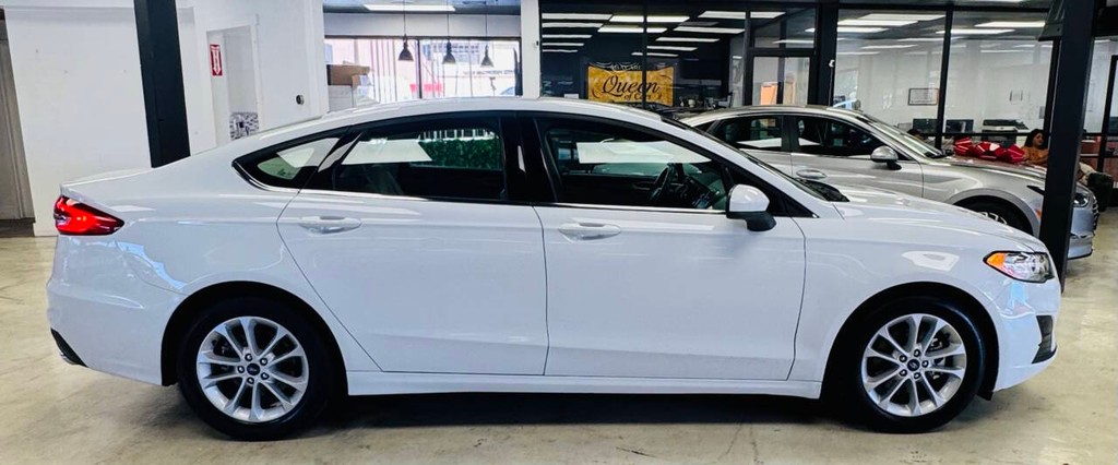 Ford Fusion Vehicle Full-screen Gallery Image 06