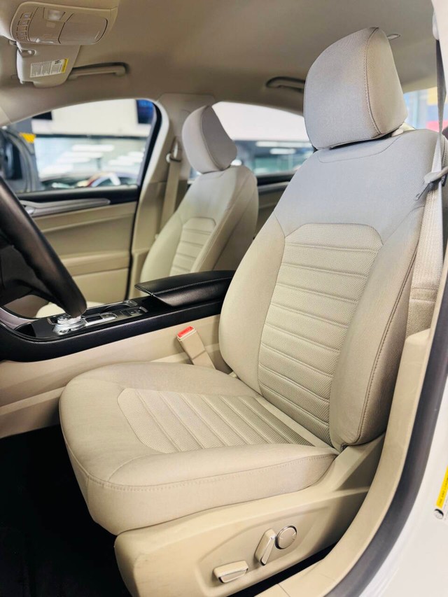 Ford Fusion Vehicle Full-screen Gallery Image 12