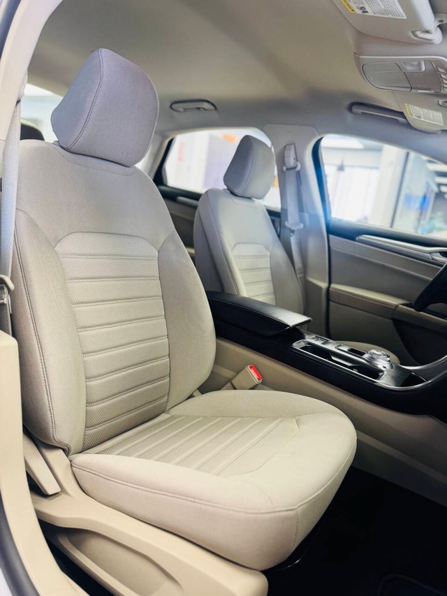 Ford Fusion Vehicle Full-screen Gallery Image 13