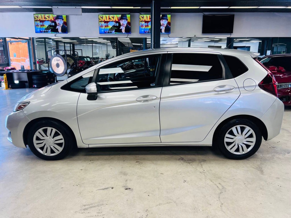 Honda Fit Vehicle Full-screen Gallery Image 08