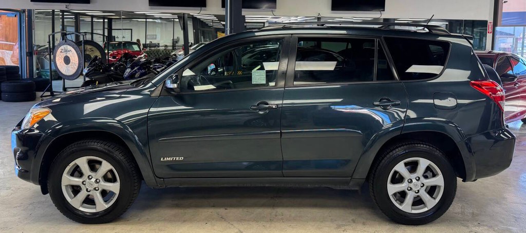 Toyota RAV4 Vehicle Full-screen Gallery Image 06