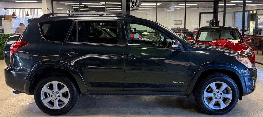 Toyota RAV4 Vehicle Full-screen Gallery Image 07