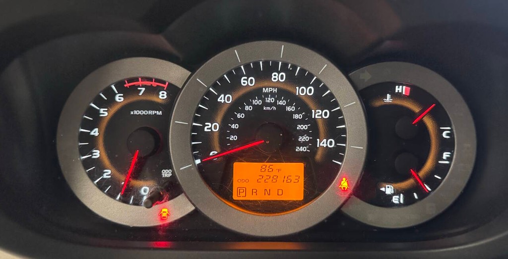 Toyota RAV4 Vehicle Full-screen Gallery Image 14