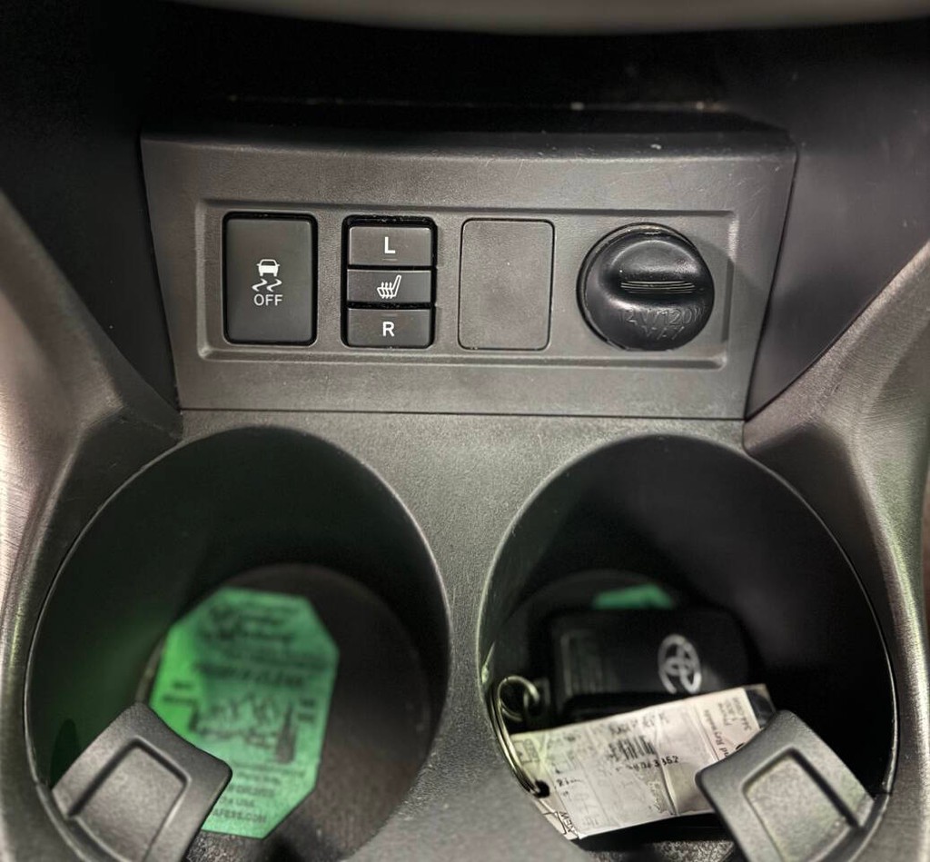 Toyota RAV4 Vehicle Full-screen Gallery Image 17