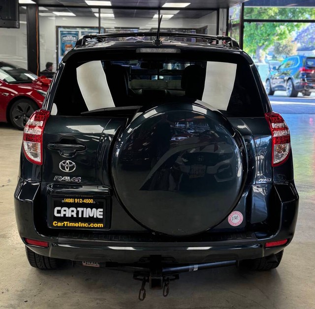 Toyota RAV4 Vehicle Full-screen Gallery Image 09