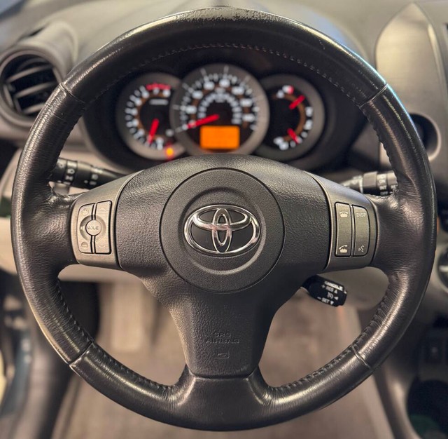 Toyota RAV4 Vehicle Full-screen Gallery Image 11