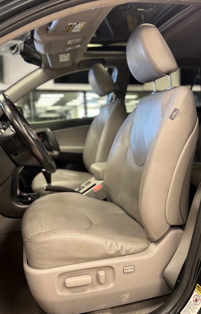 Toyota RAV4 Vehicle Full-screen Gallery Image 20