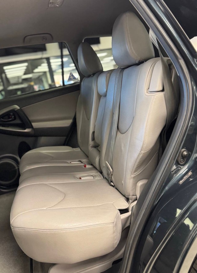 Toyota RAV4 Vehicle Full-screen Gallery Image 21