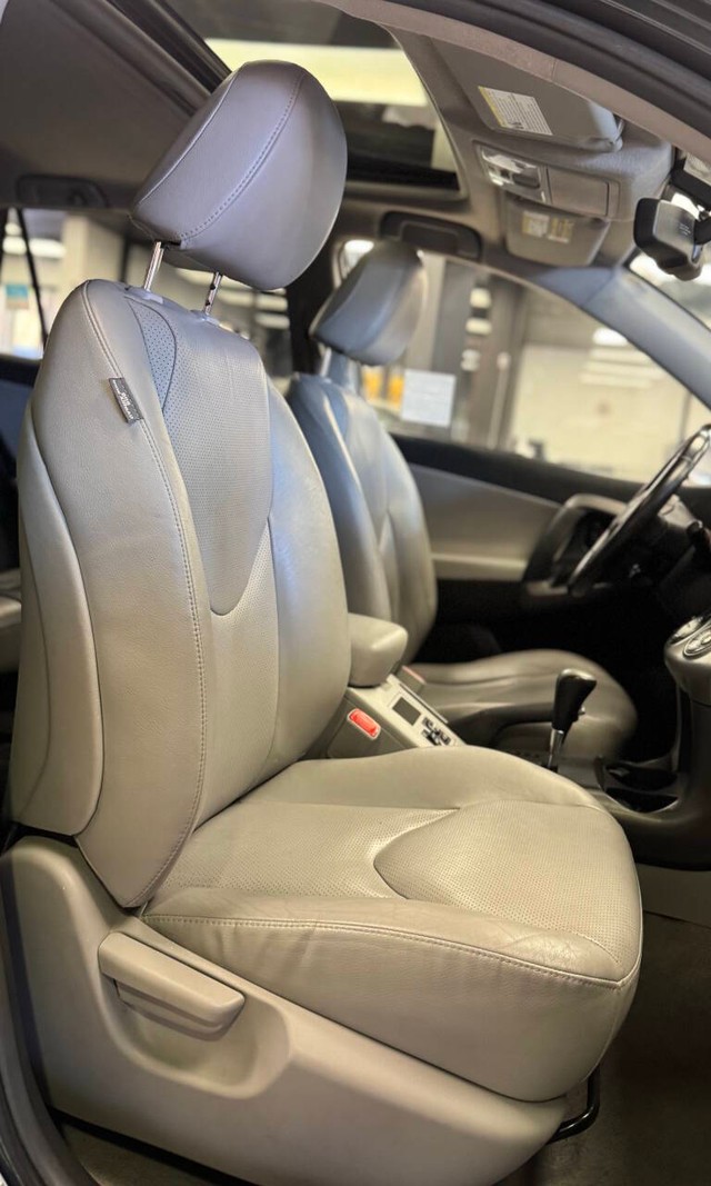 Toyota RAV4 Vehicle Full-screen Gallery Image 22