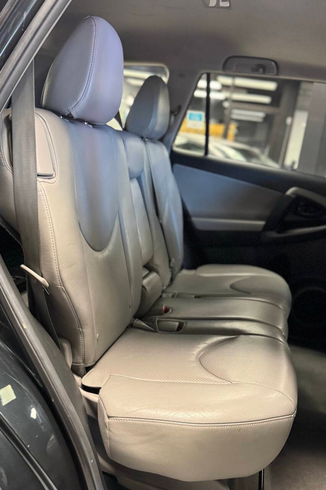 Toyota RAV4 Vehicle Full-screen Gallery Image 23