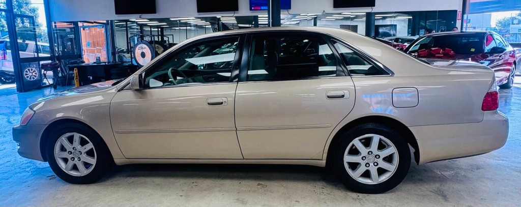 Toyota Avalon Vehicle Full-screen Gallery Image 03