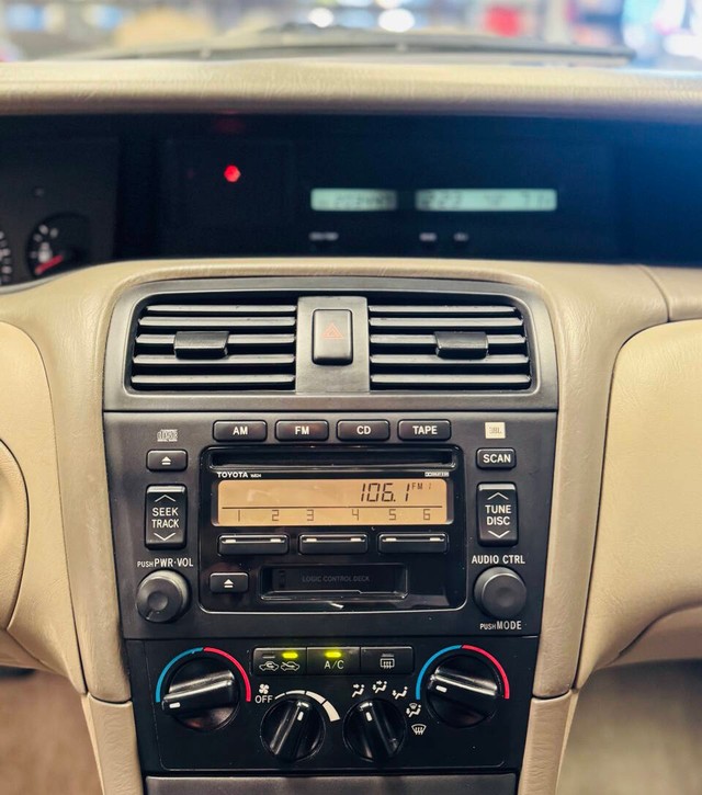 Toyota Avalon Vehicle Full-screen Gallery Image 11