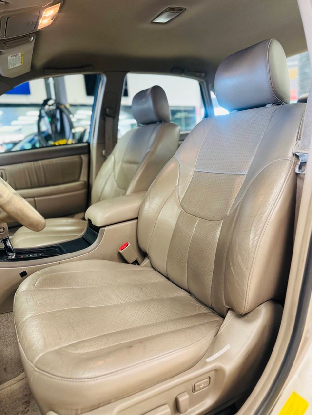 Toyota Avalon Vehicle Full-screen Gallery Image 12