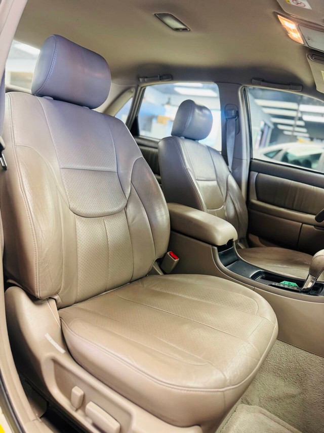 Toyota Avalon Vehicle Full-screen Gallery Image 13