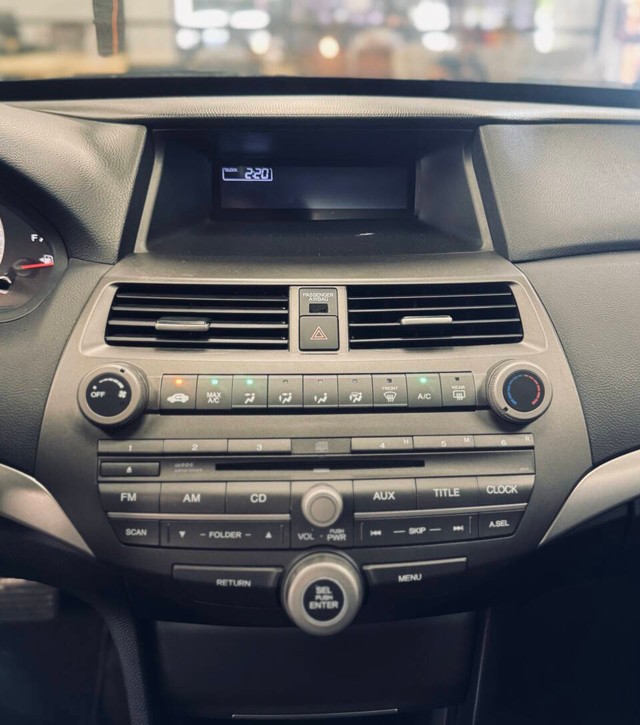 Honda Accord Sedan Vehicle Full-screen Gallery Image 11