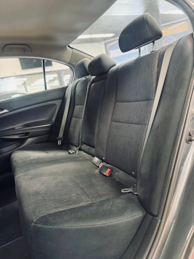 Honda Accord Sedan Vehicle Full-screen Gallery Image 14