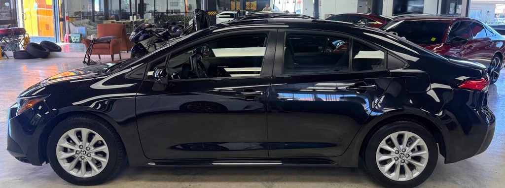 Toyota Corolla Vehicle Full-screen Gallery Image 05