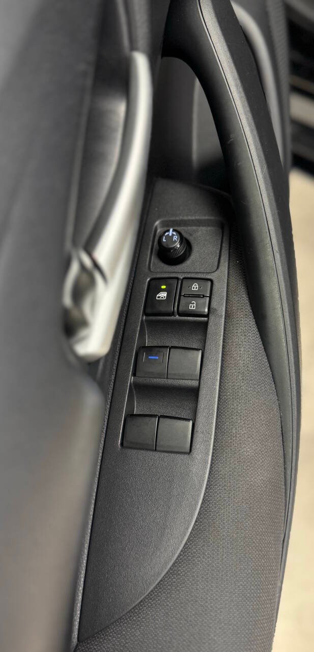 Toyota Corolla Vehicle Full-screen Gallery Image 18